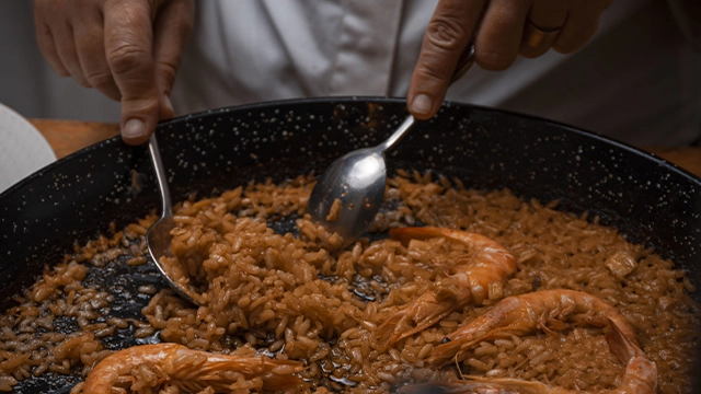 Showcooking de les Jornades Gastronòmiques de l’arròs amb taller d’elaboració amb tast de paella de sípia, carxofa i bolets
